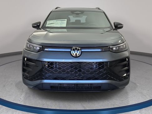 New 2026 Volkswagen Tiguan SE R-Line FWD image 2