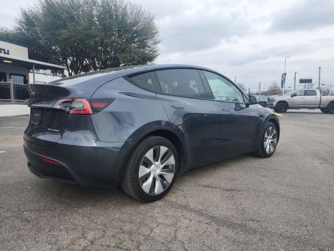 Used 2021 Tesla Model Y Long Range image 3