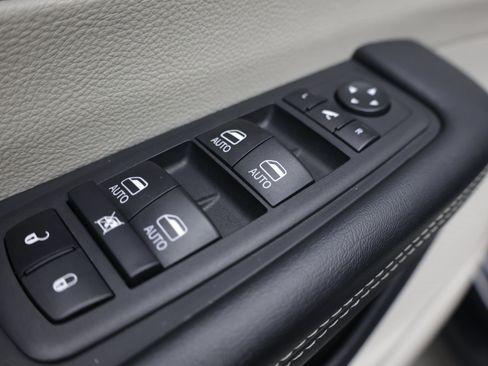 Used 2023 Chrysler Pacifica Limited FWD image 15