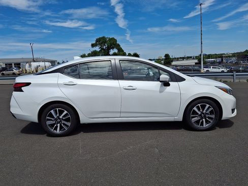 Used 2025 Nissan Versa SV FWD image 7