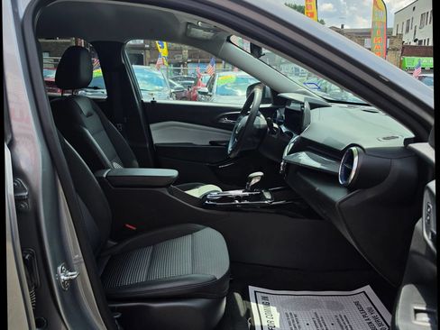 Used 2025 Chevrolet Trax LT FWD image 14