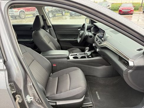 Used 2024 Nissan Altima 2.5 SV FWD image 41