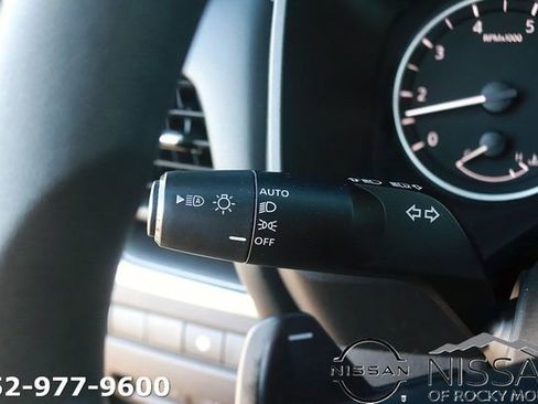 Used 2024 Nissan Rogue SV FWD image 25