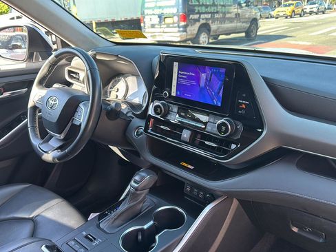 Used 2023 Toyota Highlander XLE image 38