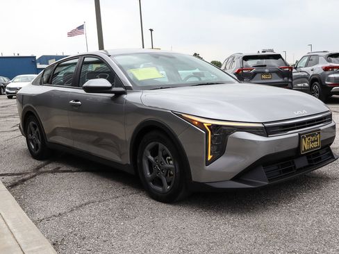 Used 2025 Kia K4 FWD image 3
