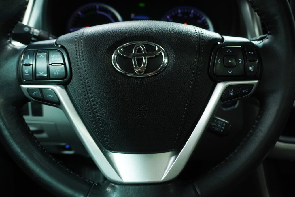 Used 2018 Toyota Highlander XLE AWD/4WD image 19