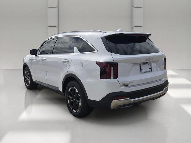 Used 2024 Kia Sorento S w/ Panoramic Sunroof Package FWD image 3