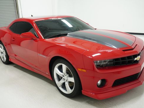 Used 2010 Chevrolet Camaro SS w/ RS Package RWD image 3