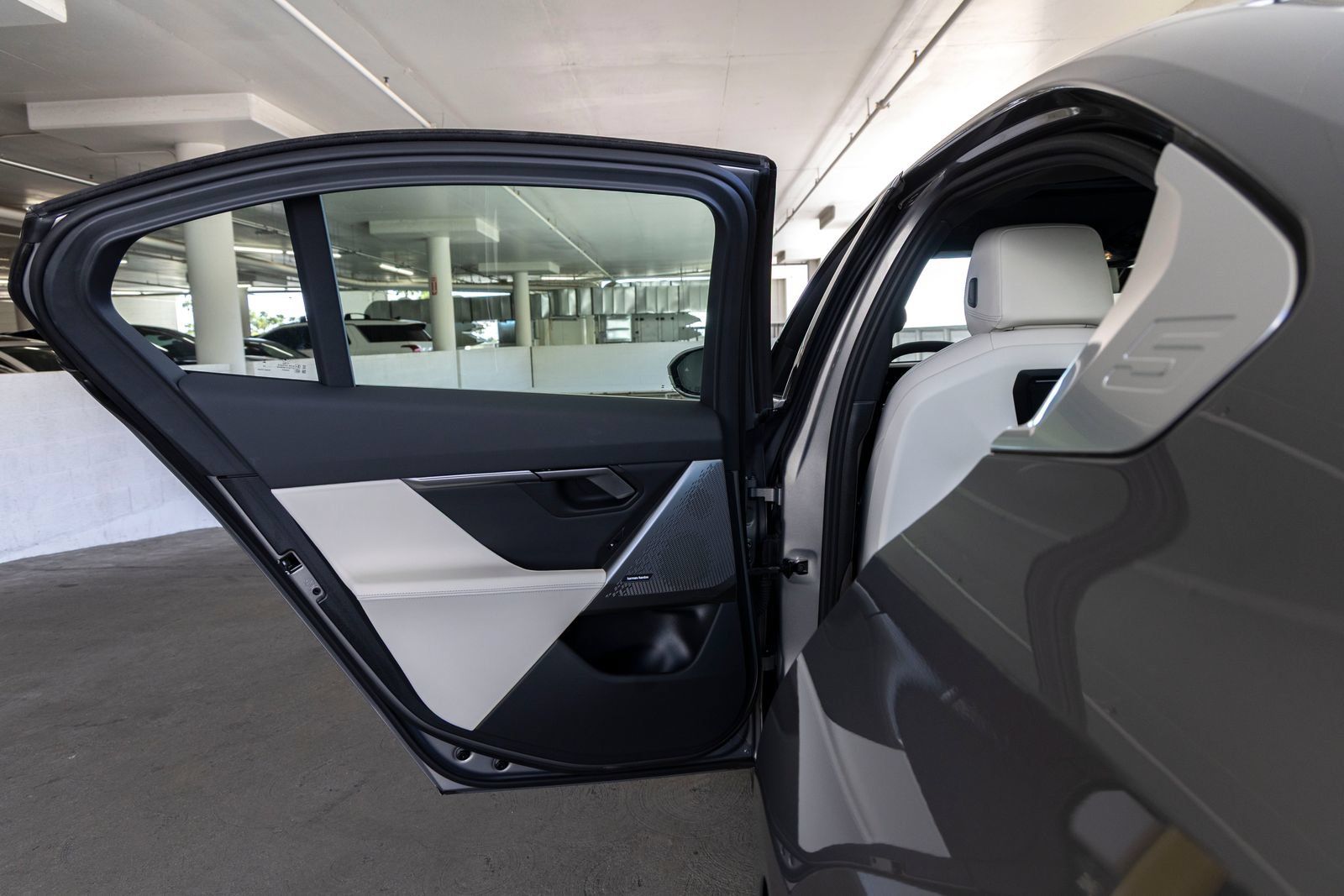 Certified 2025 BMW i5 eDrive40i w/ Premium Package RWD image 20