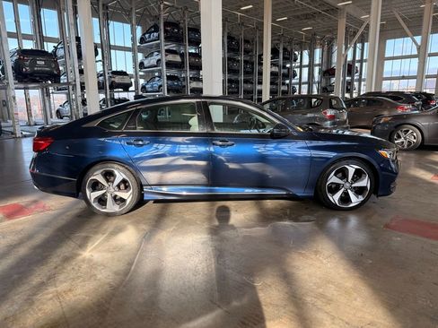 Used 2018 Honda Accord Touring image 2