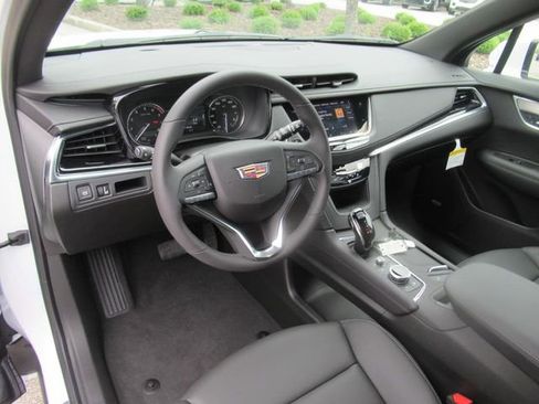 New 2025 Cadillac XT6 Luxury image 14