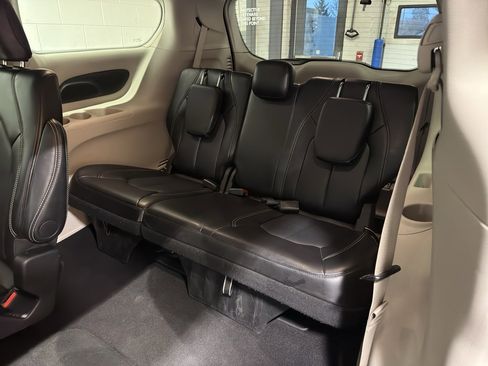 Used 2024 Chrysler Pacifica Touring-L image 12