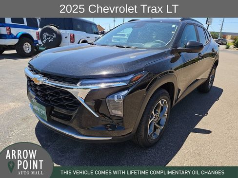 Used 2025 Chevrolet Trax LT FWD image 4