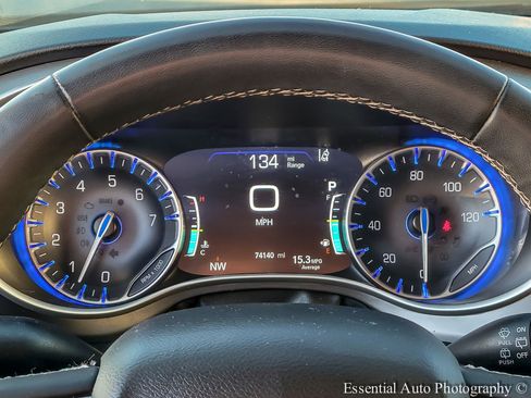 Used 2023 Chrysler Pacifica Touring-L FWD image 17