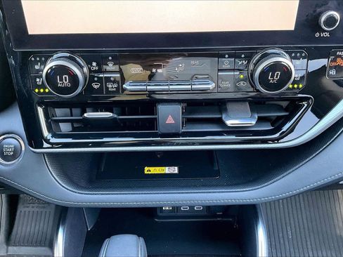 Used 2023 Toyota Highlander Platinum FWD image 19