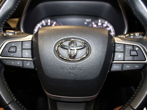 Used 2023 Toyota Highlander XLE AWD/4WD image 12