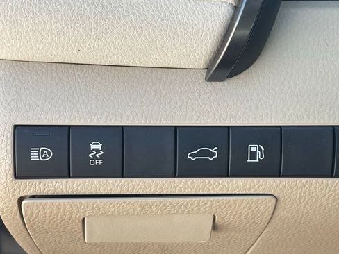 Used 2018 Toyota Camry XLE image 7