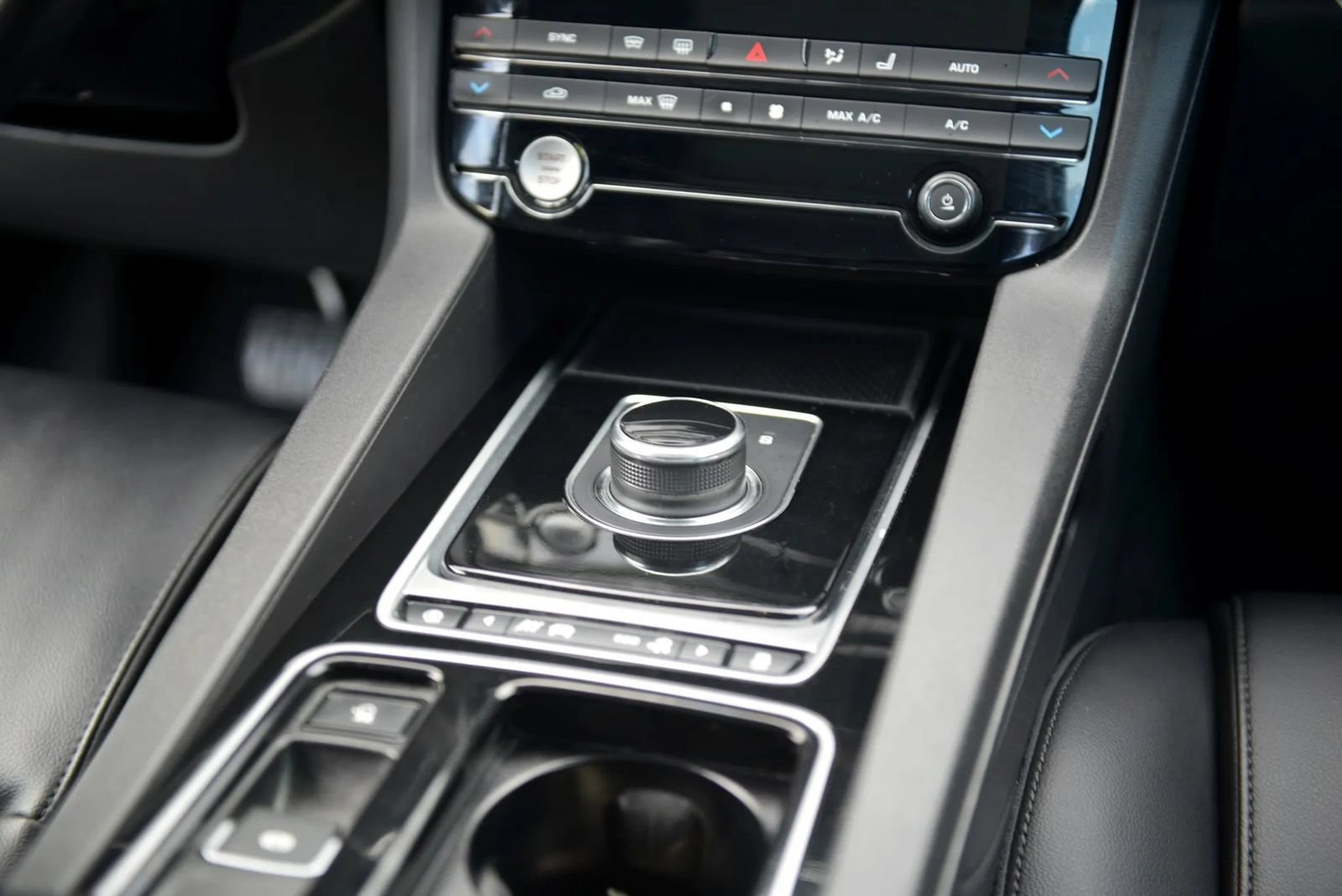 Used 2018 Jaguar F-PACE Premium AWD/4WD image 59