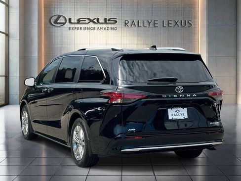 Used 2023 Toyota Sienna Platinum AWD/4WD image 5