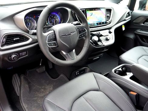 New 2026 Chrysler Pacifica Select image 9