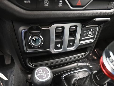 Used 2025 Jeep Wrangler Sport image 23