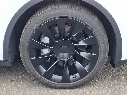 Used 2024 Tesla Model Y Long Range AWD/4WD image 24