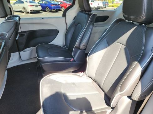 Used 2023 Chrysler Pacifica Limited w/ Uconnect Theater Family Group FWD image 8