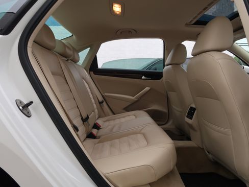 Used 2013 Volkswagen Passat TDI SEL Premium image 38