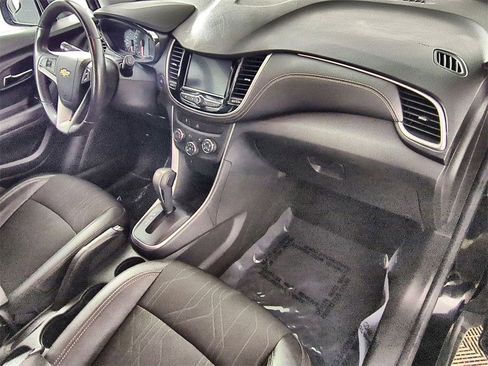 Certified 2022 Chevrolet Trax LT w/ Midnight Edition image 27