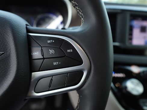 Used 2023 Chrysler Voyager LX image 26