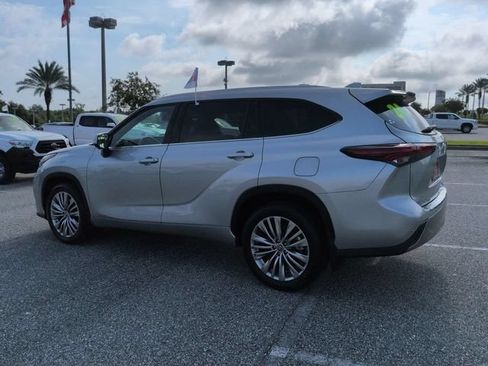 Certified 2024 Toyota Highlander Platinum FWD image 6