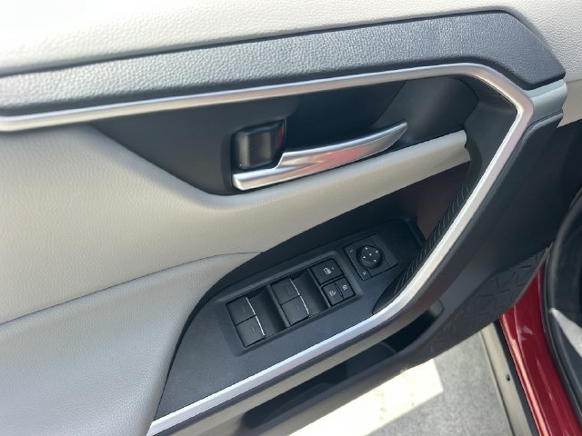 Used 2025 Toyota RAV4 XLE FWD image 19