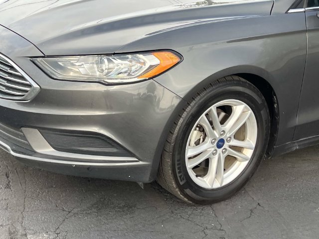 Used 2018 Ford Fusion SE w/ Fusion SE Technology Package FWD image 8