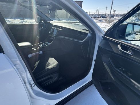 Used 2024 Jeep Grand Cherokee Laredo image 13