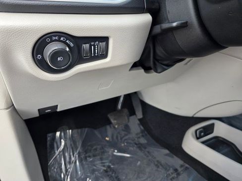 Used 2023 Chrysler Pacifica Touring-L FWD image 24