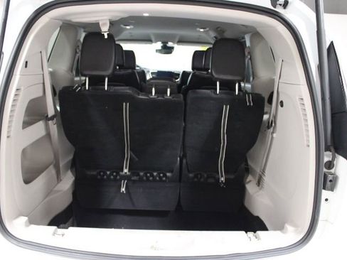 Used 2023 Chrysler Pacifica Touring-L image 13