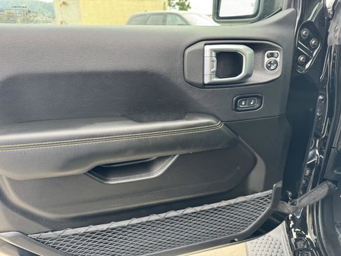 Used 2025 Jeep Wrangler Sahara image 16