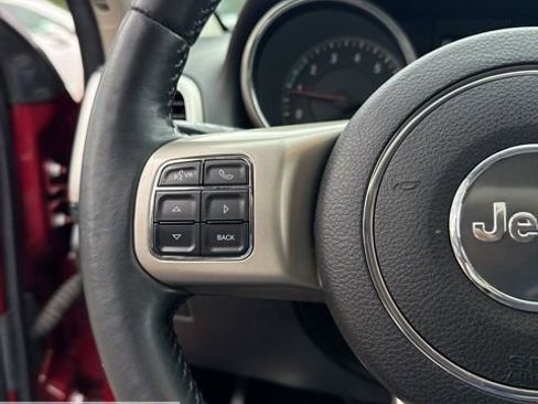 Used 2013 Jeep Grand Cherokee Laredo AWD/4WD image 40