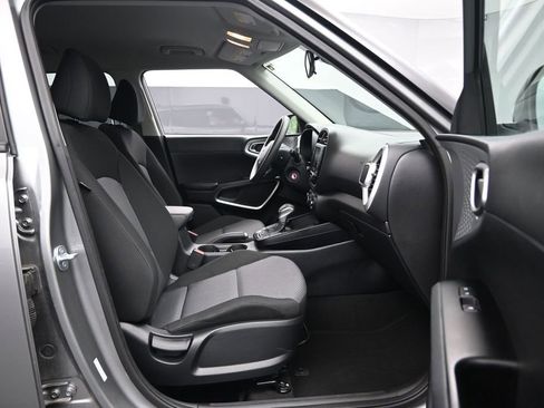 Used 2025 Kia Soul LX w/ LX Technology Package FWD image 27