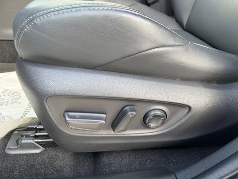 Used 2022 Toyota Venza XLE image 16