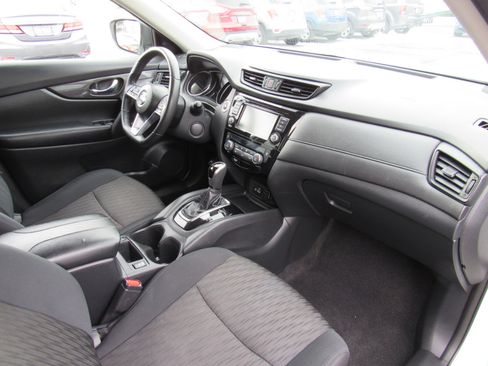 Used 2018 Nissan Rogue SV image 15