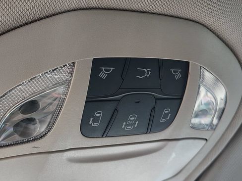 Used 2023 Chrysler Pacifica Touring-L FWD image 18