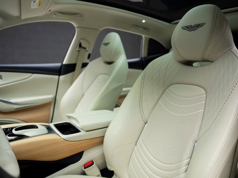 Used 2023 Aston Martin DBX image 58