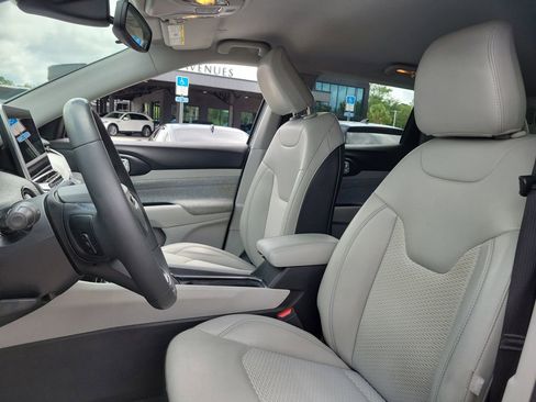 Used 2022 Jeep Compass Latitude FWD image 16