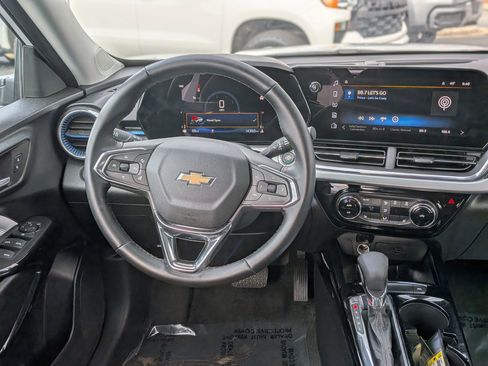 Used 2025 Chevrolet Trax LT w/ LT Convenience Package image 18