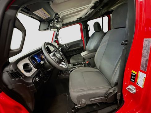 Used 2025 Jeep Wrangler Sahara image 13