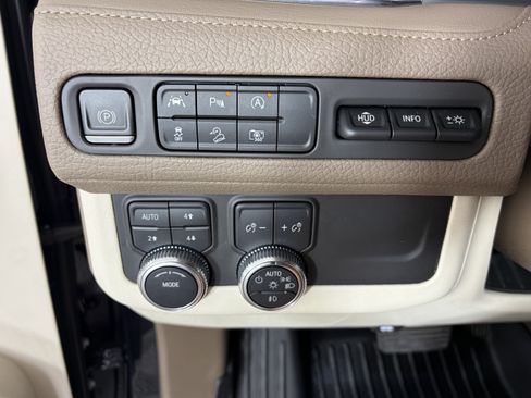 Used 2023 GMC Yukon Denali AWD/4WD image 32