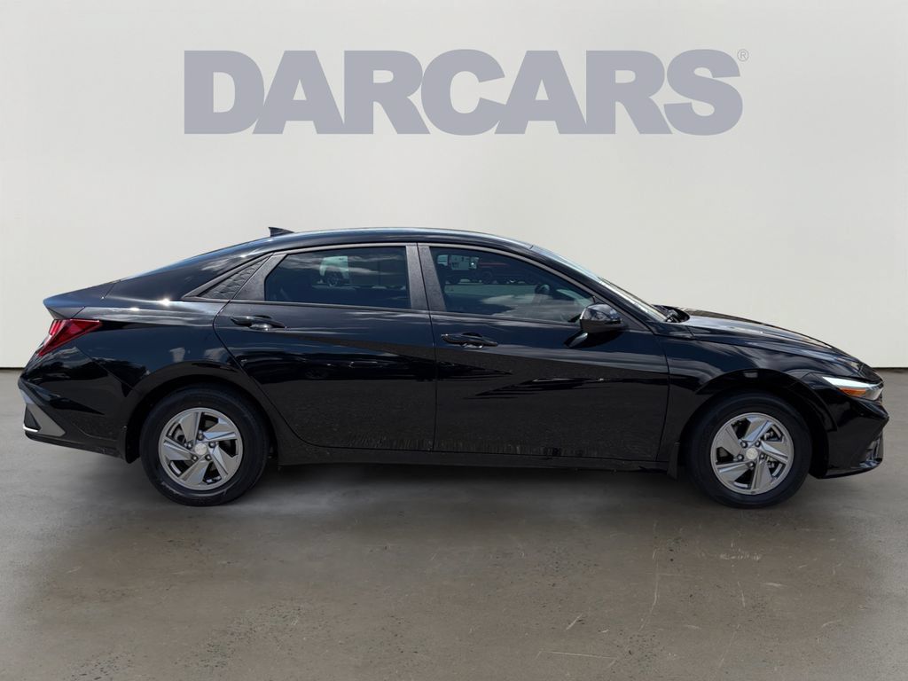 Used 2025 Hyundai Elantra SE FWD image 8
