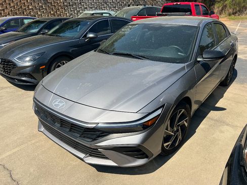Used 2025 Hyundai Elantra Sport image 1