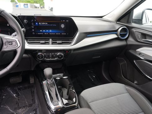 Used 2025 Chevrolet Trax LT w/ LT Convenience Package FWD image 21